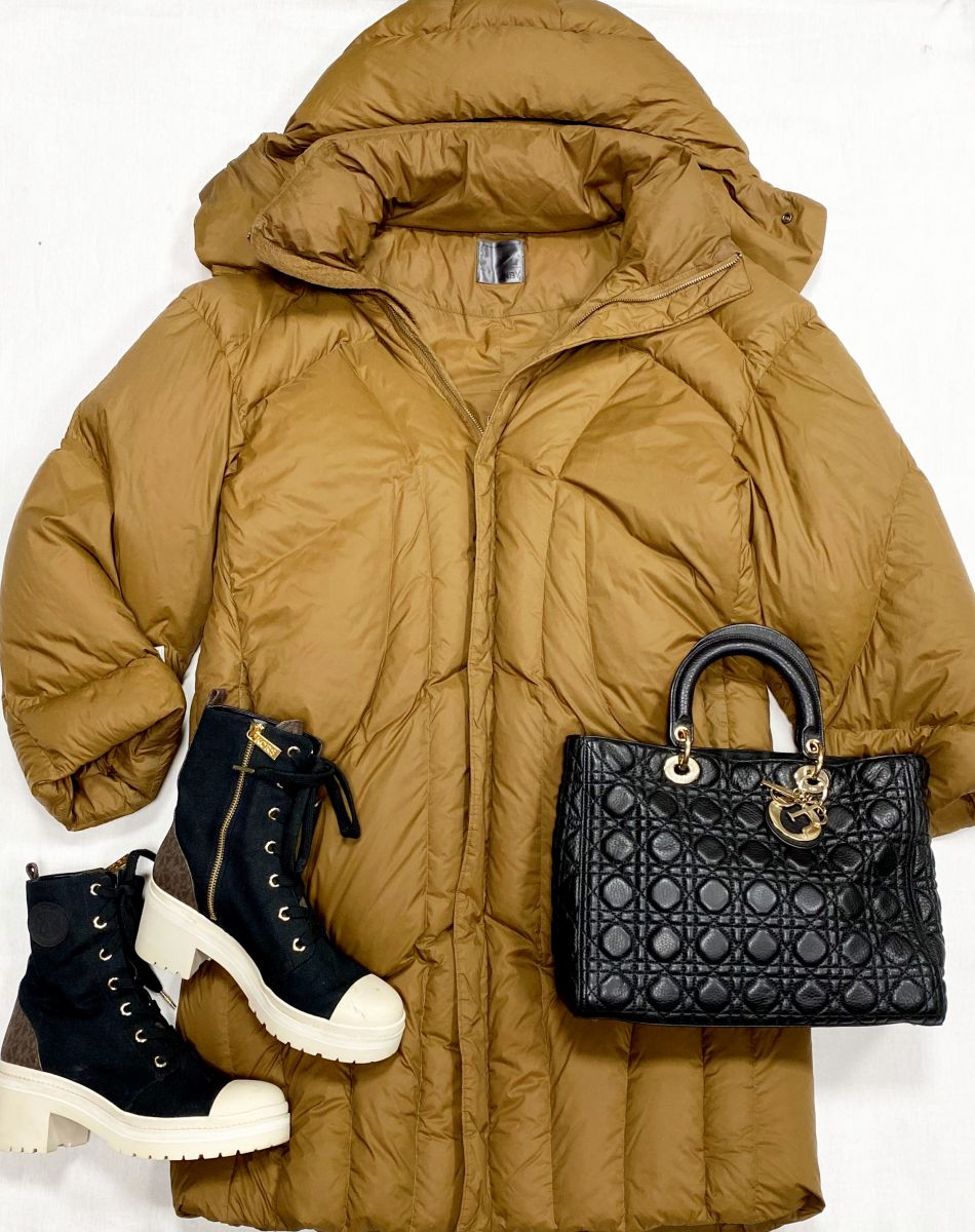 Пуховик JNBY размер M цена 23 483 руб
Ботинки Michael Kors размер 39 цена 12 524 руб
Сумка Christian Dior 