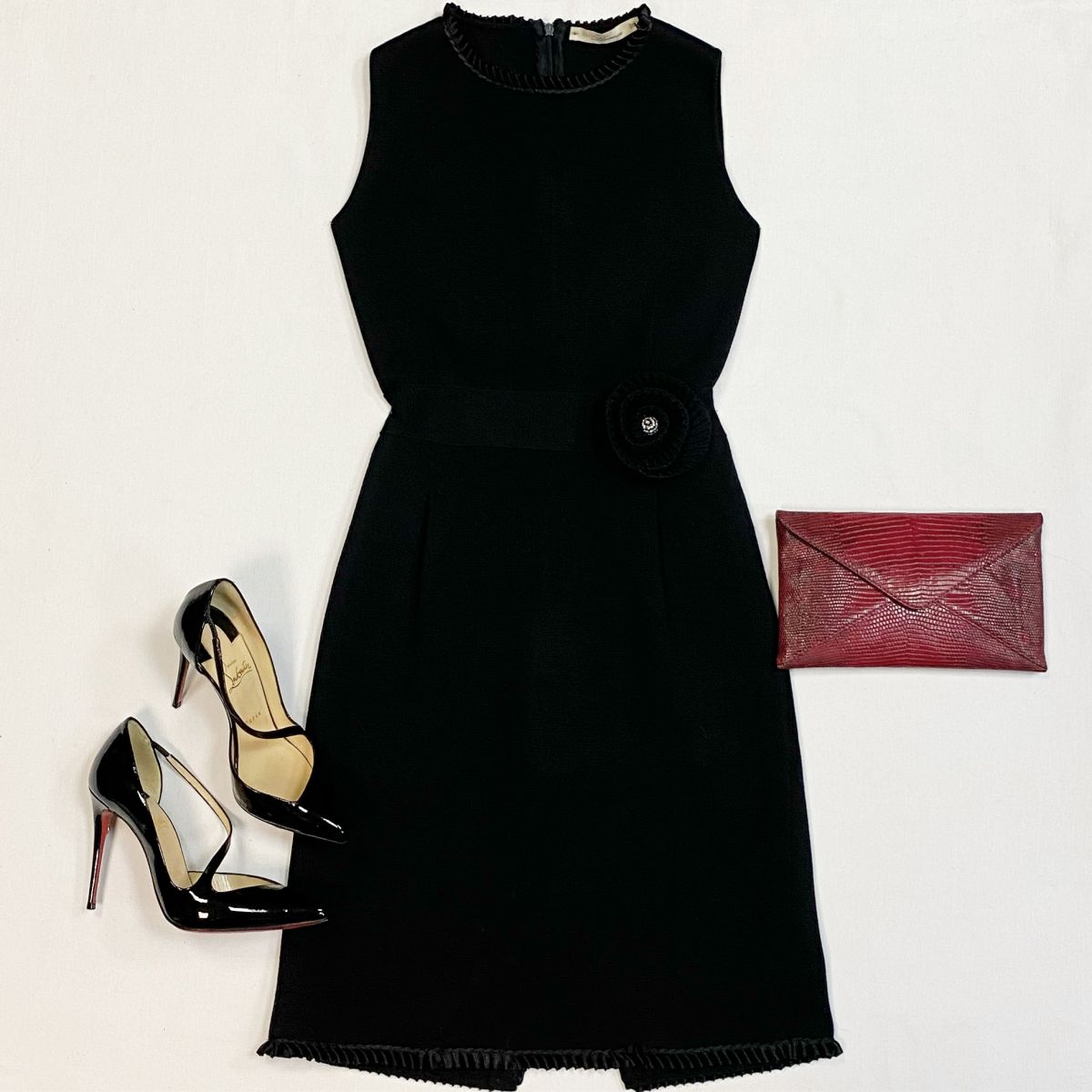 Платье Blumarine размер 40 цена 7 693 рубТуфли Louboutin размер 37.5 цена 15 385 рубКлатч Michael Kors