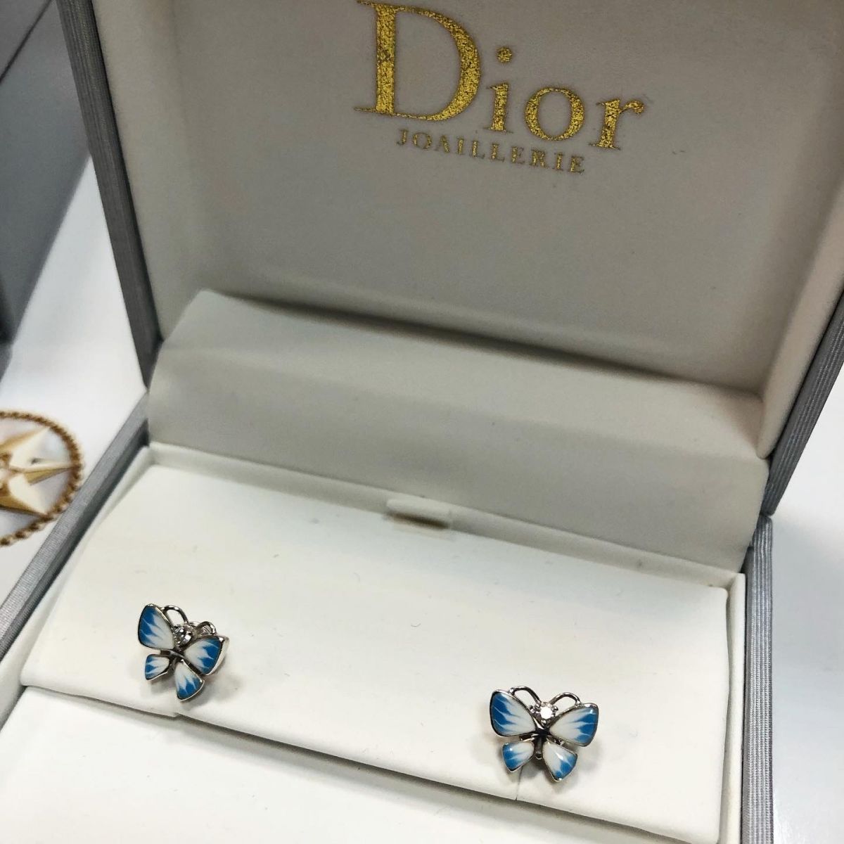 Сережки Dior цена 107 693 руб /коробка/упаковка/ 