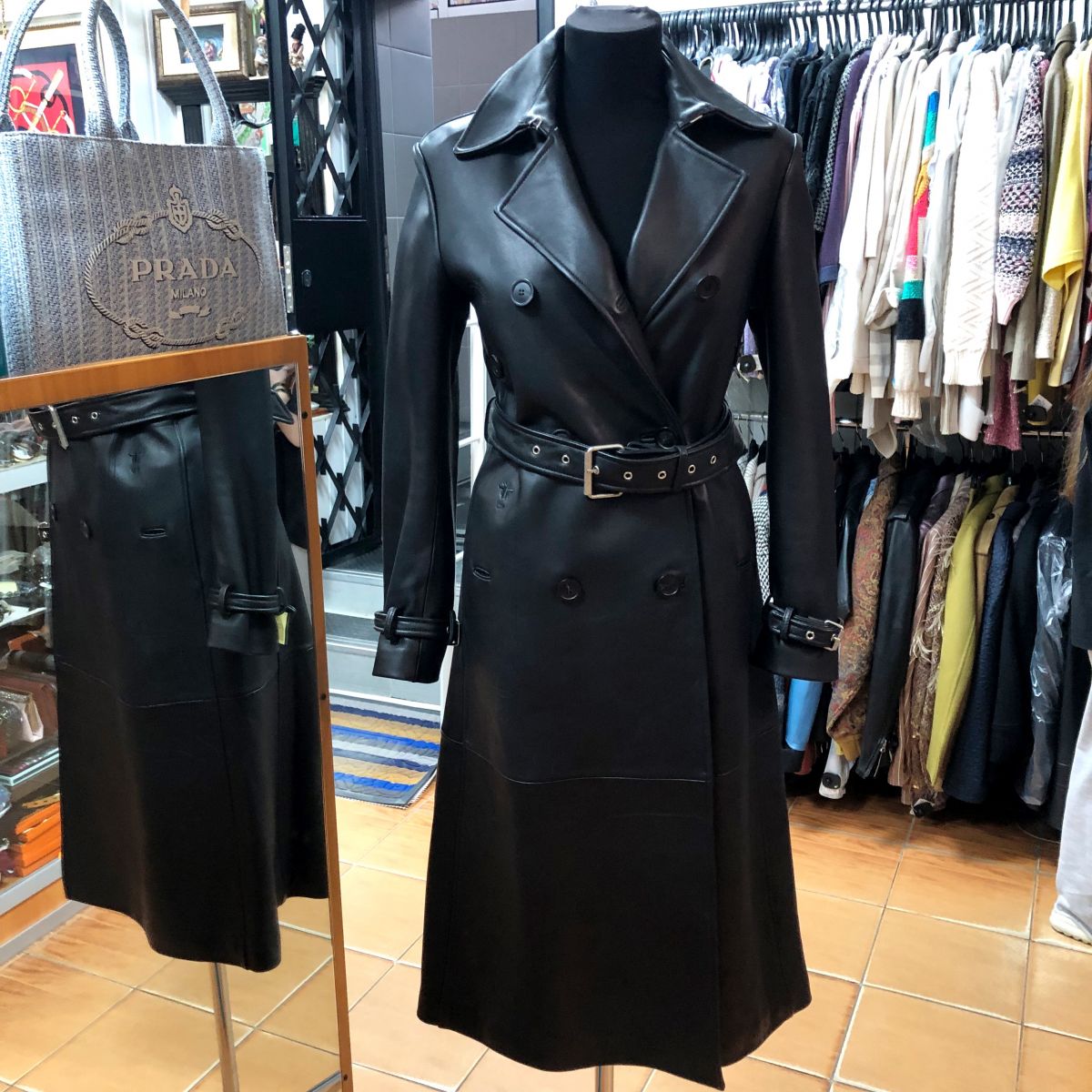 Плащ /кожа/ CHRISTIAN DIOR размер 40/44 цена 46 155 руб 