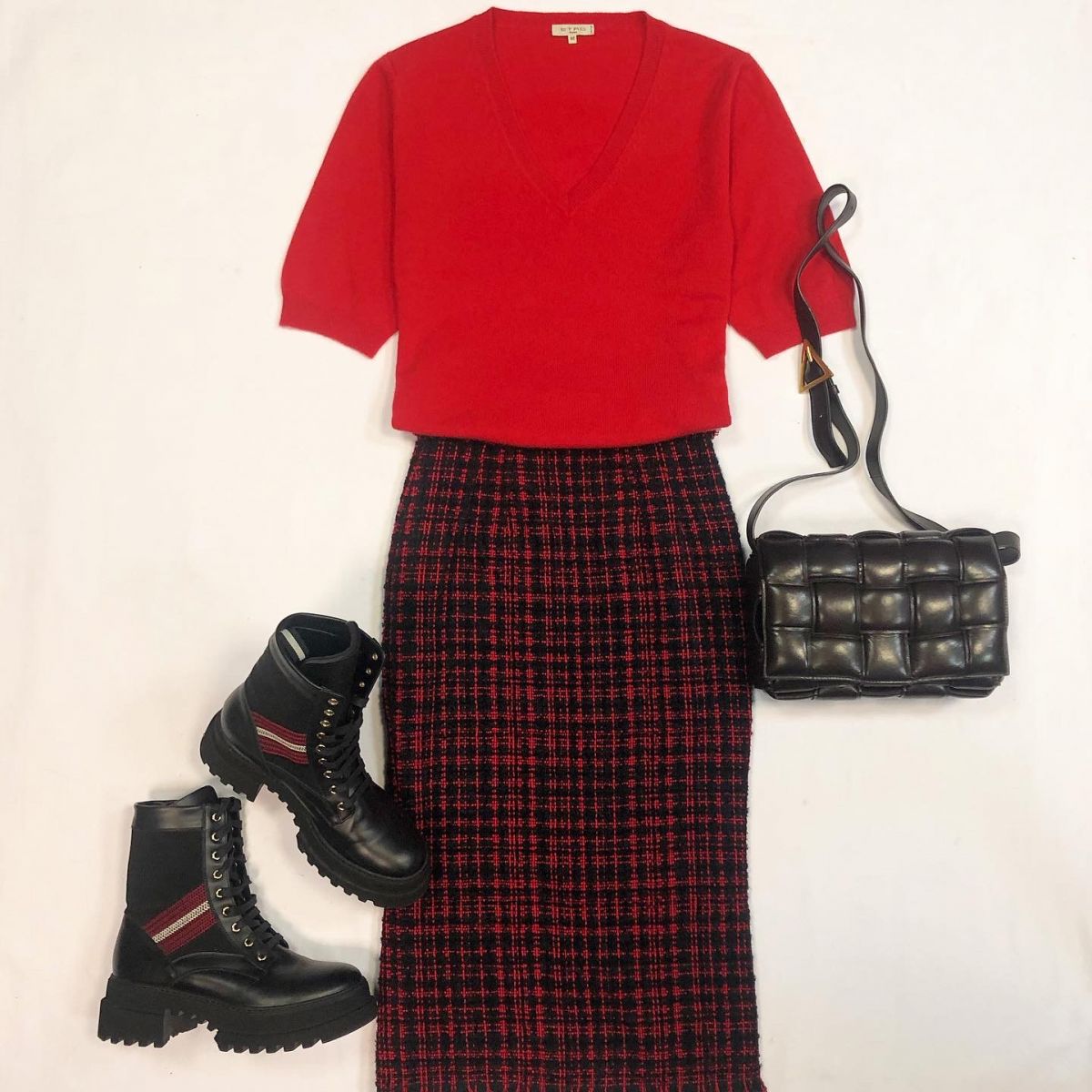 Юбка/твид/ DOLCE GABBANA  размер 36 цена 23 078 рубКофта ETRO  размер 46 цена 3 077 рубБотинки BALLI  размер 39.5 цена 23 078 рубСумка BOTTEGA VENETA 