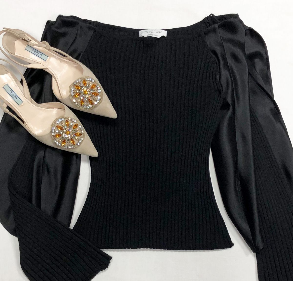 Кофта Gabriela Hearst размер 44 цена 31 310 руб
Босоножки Prada размер 38 цена 31 310 руб