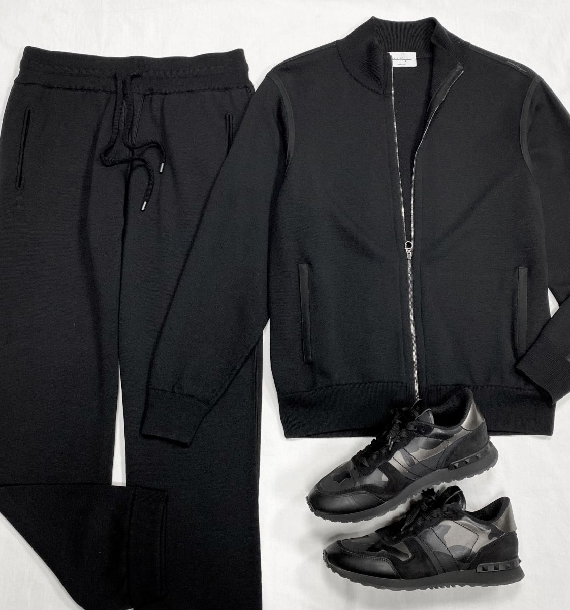 #mechtamen Костюм / отделка замша / Salvatore Ferragamo размер M цена 30 770 руб Кроссовки Valentino размер 42 цена 12 308 руб