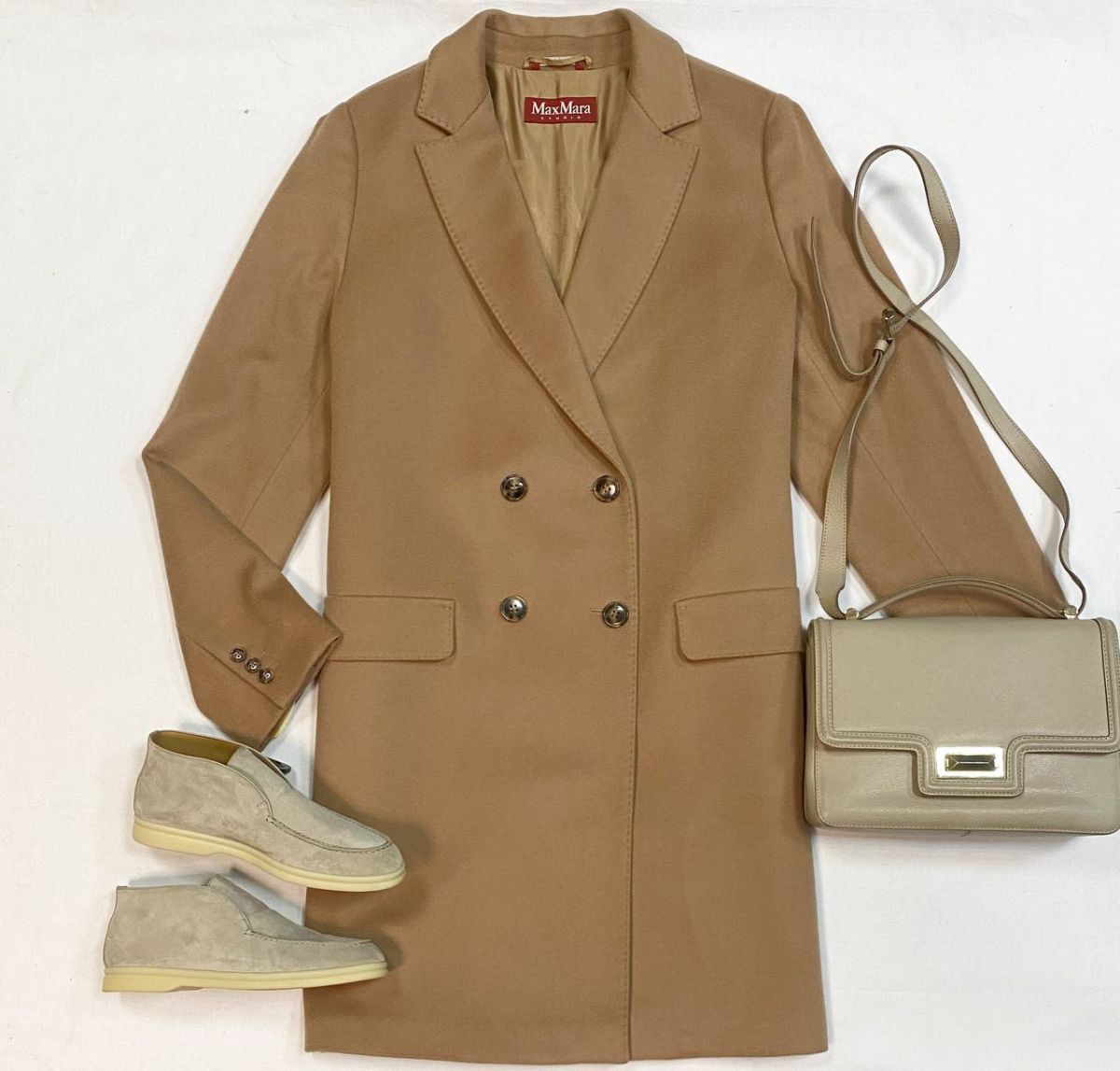 Пальто Max Mara размер 50 цена 38 463 руб
Лоферы Loro Piana размер 37.5 цена 30 770 руб
Сумка Max Mara