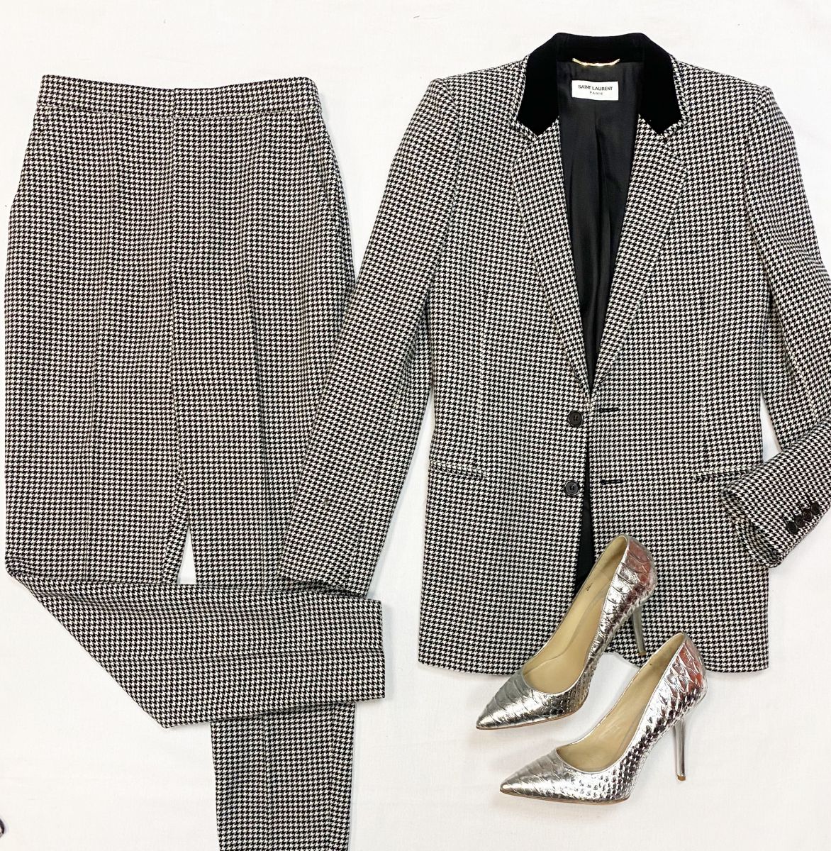 Костюм Saint Laurent размер 36 цена 61 540 руб
Туфли Brianatwood размер 40 цена 10 770 руб 