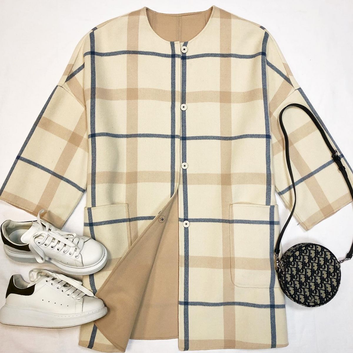 Пальто / двухстороннее / Weekend Max Mara  размер 48 цена 23 078 руб Кеды Alexander McQueen  размер 37.5 цена 15 385 руб Сумка Christian Dior 