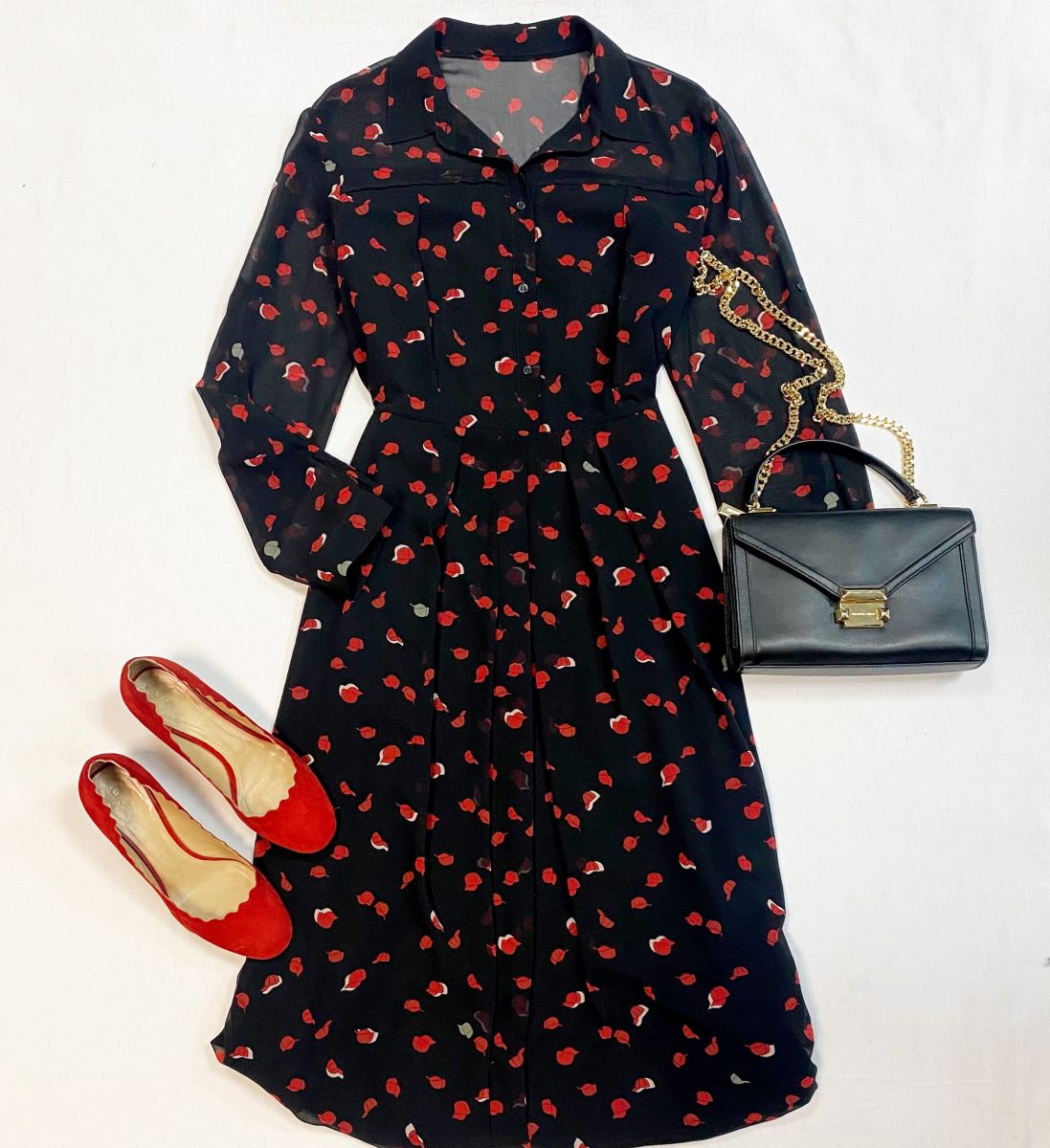 Платье Max Mara размер 48 цена 7 693 руб
Туфли Chloe раз 38 цена 10 780 руб
Сумка Michael Kors 