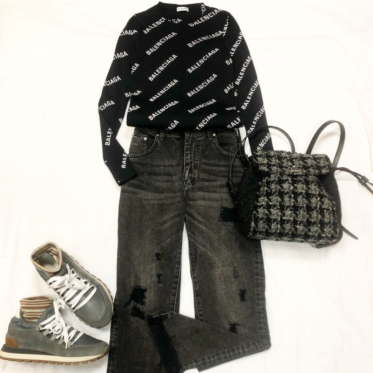 Кофта BALENCIAGA размер 38 цена 23078 руб Джинсы ONE x TEASPOON размер 28 цена 6 154 руб Кроссовки BRUNELLO CUCCINELLI размер 40 цена 12 308 руб Рюкзак CHANEL