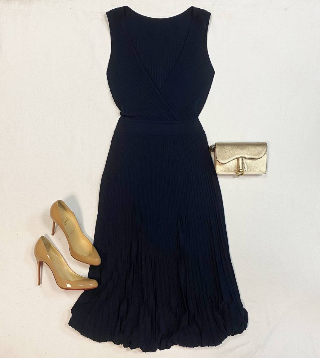 Платье Loro Piana размер 46 цена 46 155 руб
Туфли Louboutin размер 38 цена 12 308 руб
Клатч Dior