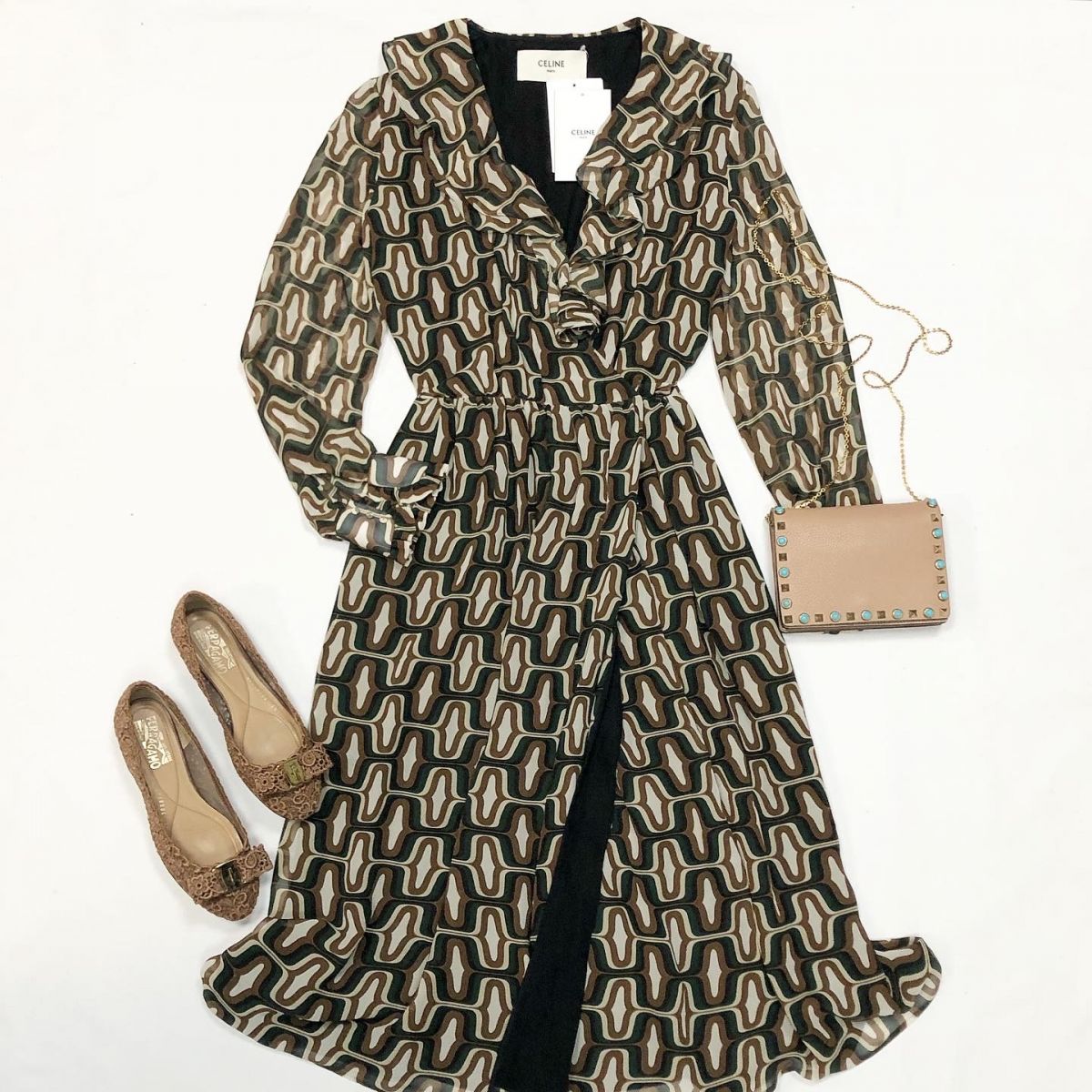 Платье Celine размер 36 цена 46 155 рубБалетки Salvatore Ferragamo размер 35.5 цена 7 693 рубСумка Valentino