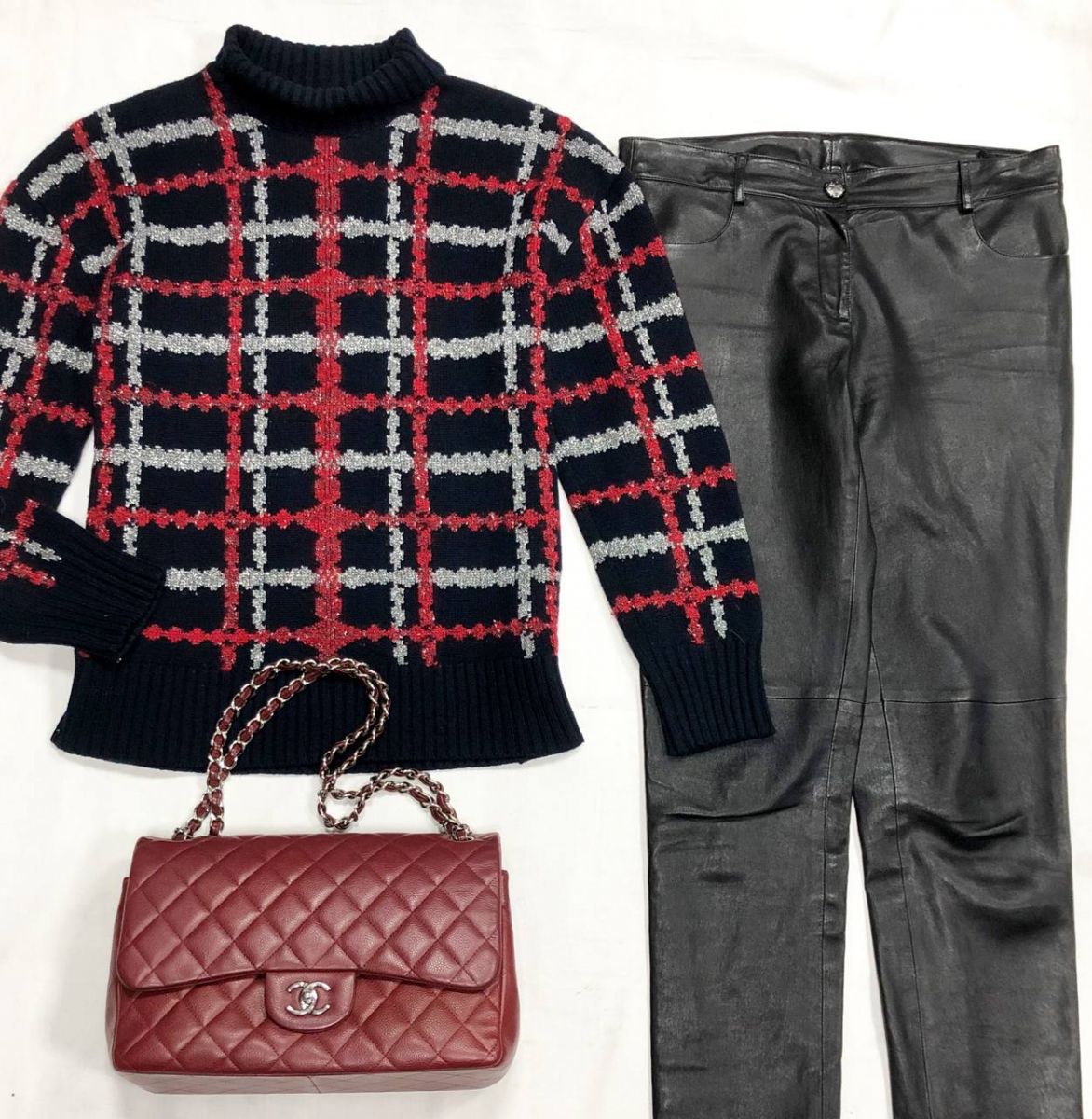 Свитер Chanel размер 40 цена 62 620 руб
Брюки / кожа/ Chanel размер 40 цена 62 620 руб
Сумка Chanel