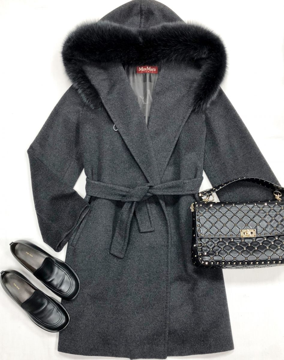 Пальто Max Mara размер 38 цена 31 310 руб
Лоферы The Row размер 36 цена 28 179 руб
Сумка Valentino