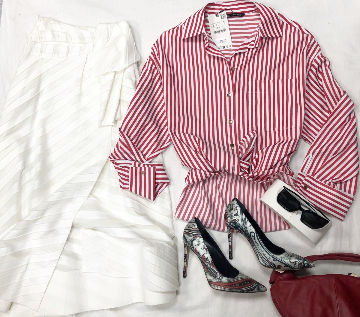 Рубашка размер S цена 3
914 руб 
Юбка EMILIO PUCCI размер M цена 10 959 руб 
Туфли ETRO размер 8 цена 15 655 руб 
Очки PRADA цена 18 786 руб 
Сумочка BOTTEGA VENETA