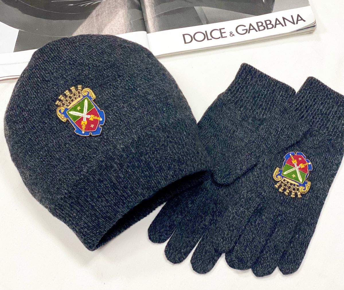 Шапка + перчатки Dolce Gabbana размер M цена 15 385 руб 