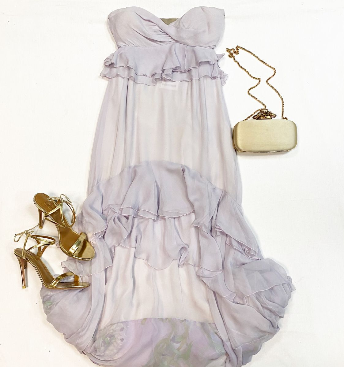 Платье Emilio Pucci размер 38 цена 15 385 руб
Босоножки Aquazzura размер 39 цена 23 078 руб
Клатч Oscar De La Renta 