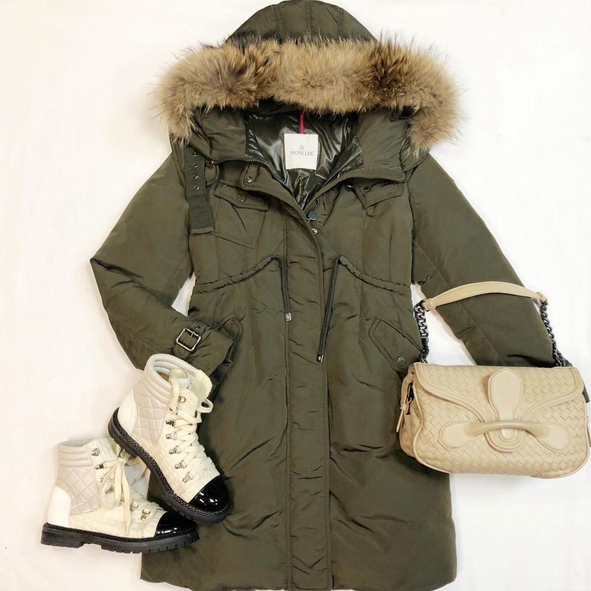 Парка Moncler размер 3 цена 27 693 рубБотинки Chanel размер 38.5 цена 46 155 рубСумка Bottega Veneta