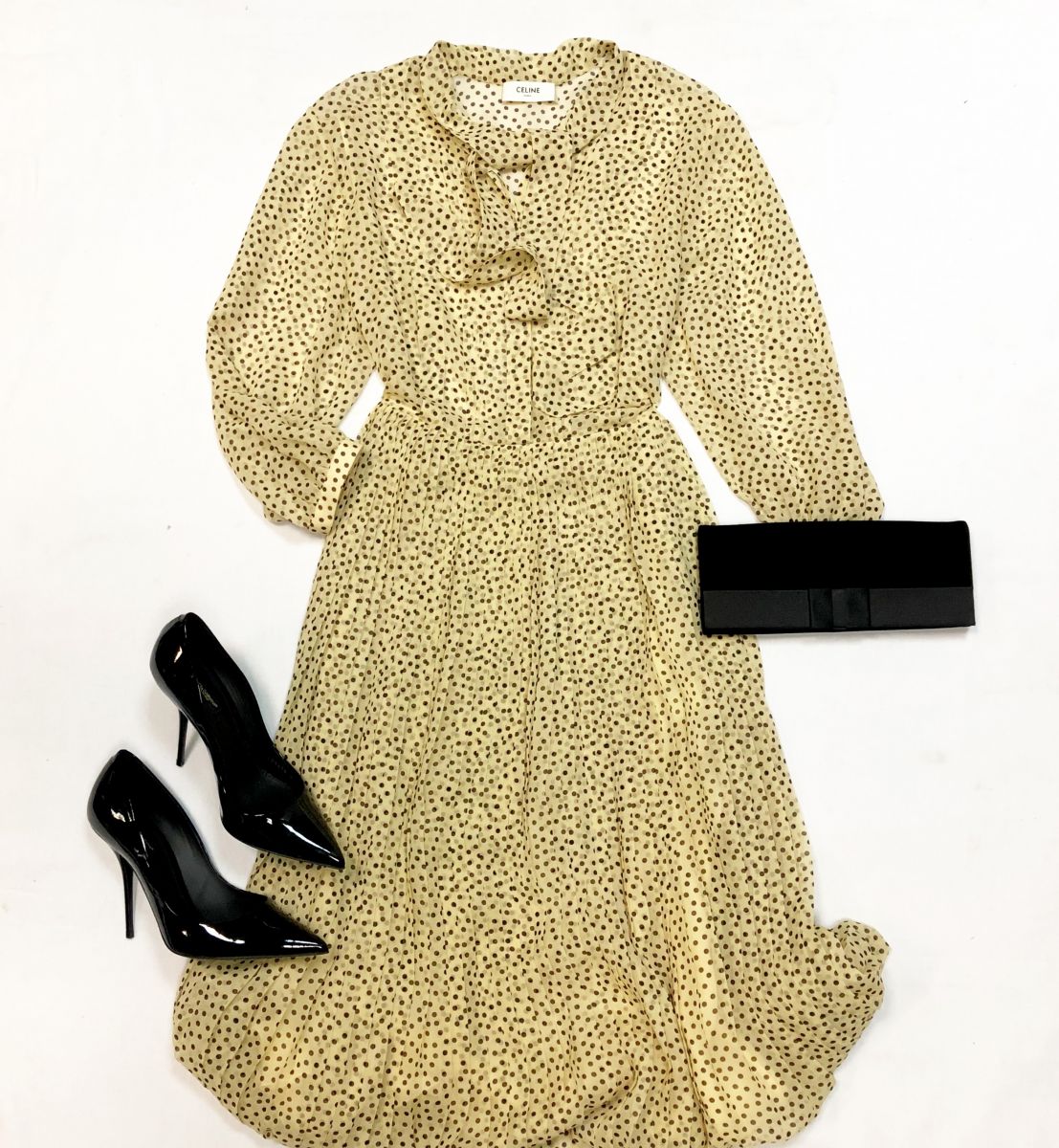 Платье Celine размер 38 цена 61 540 руб 
Туфли Dolce Gabbana размер 41 цена 23 078 руб
Клатч Armani