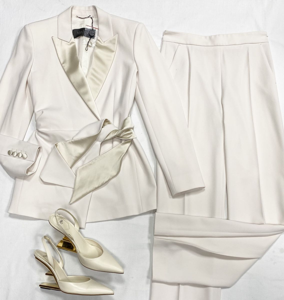 Костюм Max Mara размер 42 цена 46 965 руб
Туфли Fendi размер 40 цена 15 655 руб