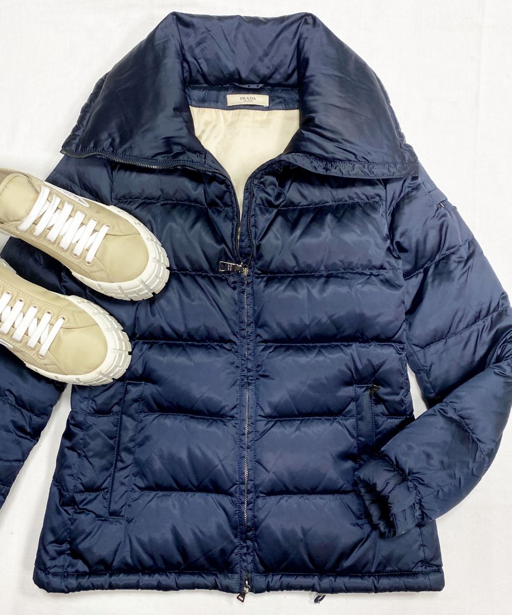 Куртка Prada размер 42 цена 20 352 руб
Кеды Prada размер 40 цена 46 965 руб