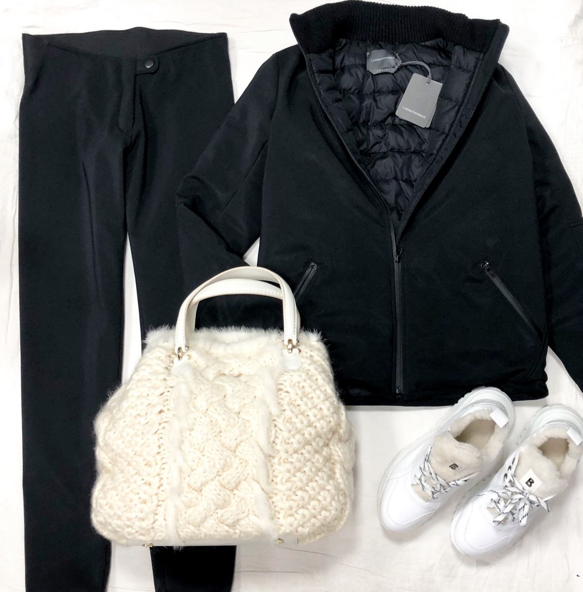 Костюм LORENA ANTONIAZZI размер 42 цена 42 269 руб /новый с ценником/ 
Кроссовки BOGNER размер 39.5 цена 46 965 руб 
Сумка ERMANNO SCHERVINO