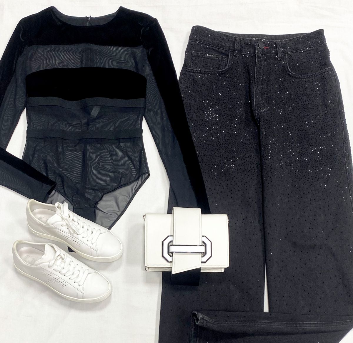 Джинсы /камни/ размер 28 цена 14 090 руб
Боди размер S цена 6 262 руб
Кеды Tod’s размер 36 цена 10 959 руб
Сумка Prada 