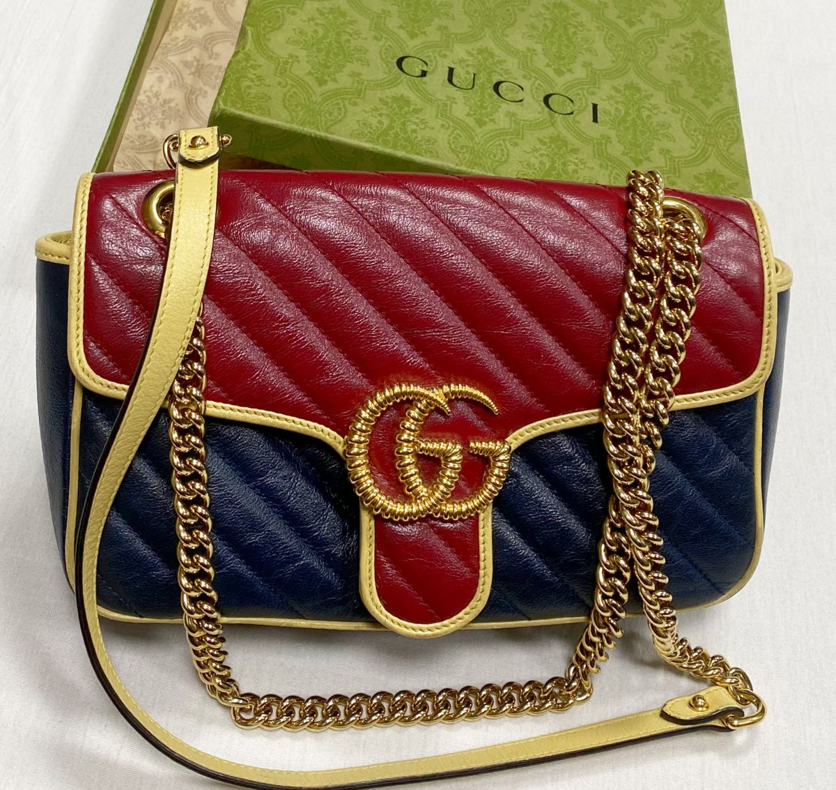 
Пуховик Prada размер 40 цена 109 585 руб
Ботинки Chanel размер 39.5 цена 156 550 руб 