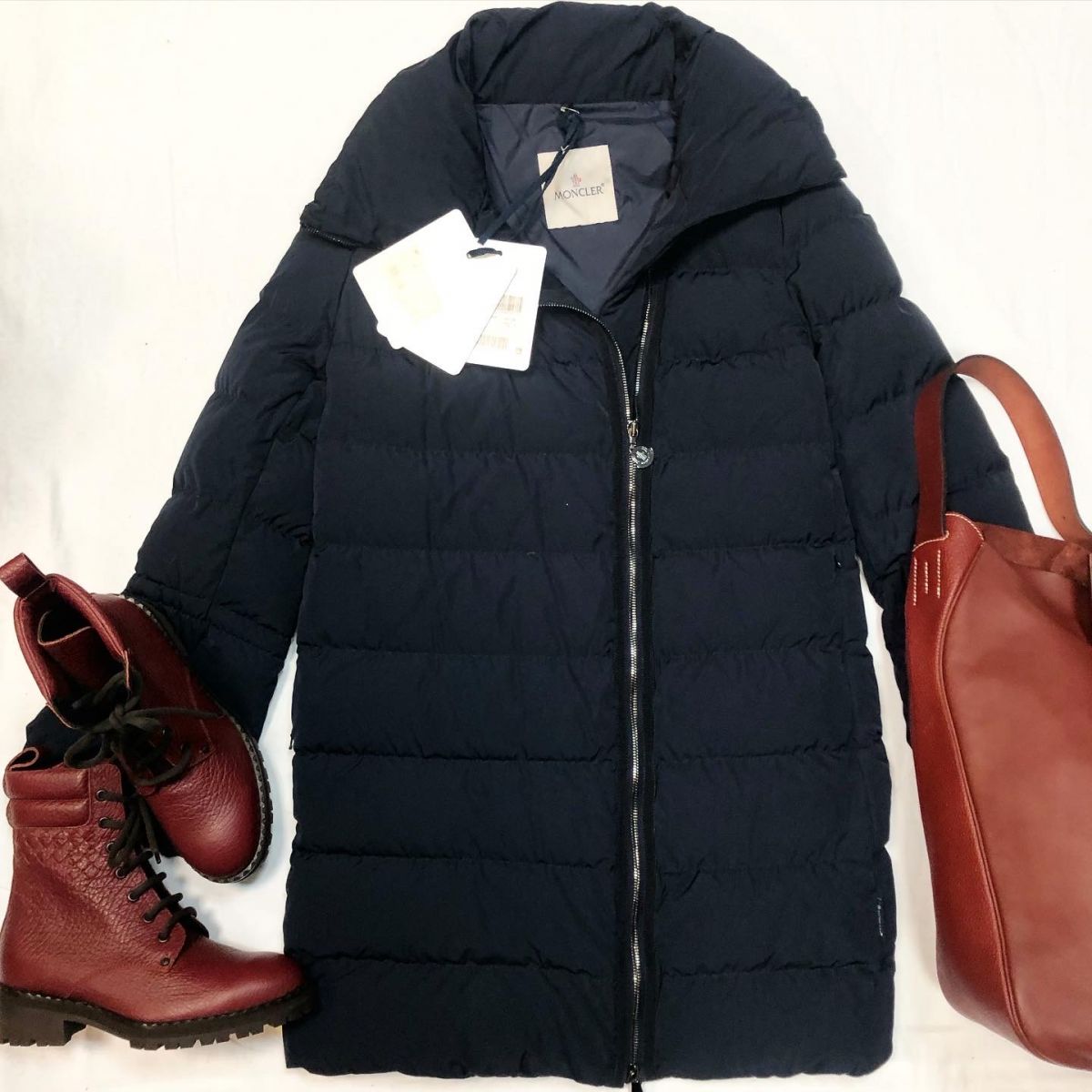 Пуховик MONCLER размер 1 цена 30 770 руб /с ценником/ Ботинки BOTTEGA VENETA размер 36.5 цена 46 155 руб Сумка HERMES