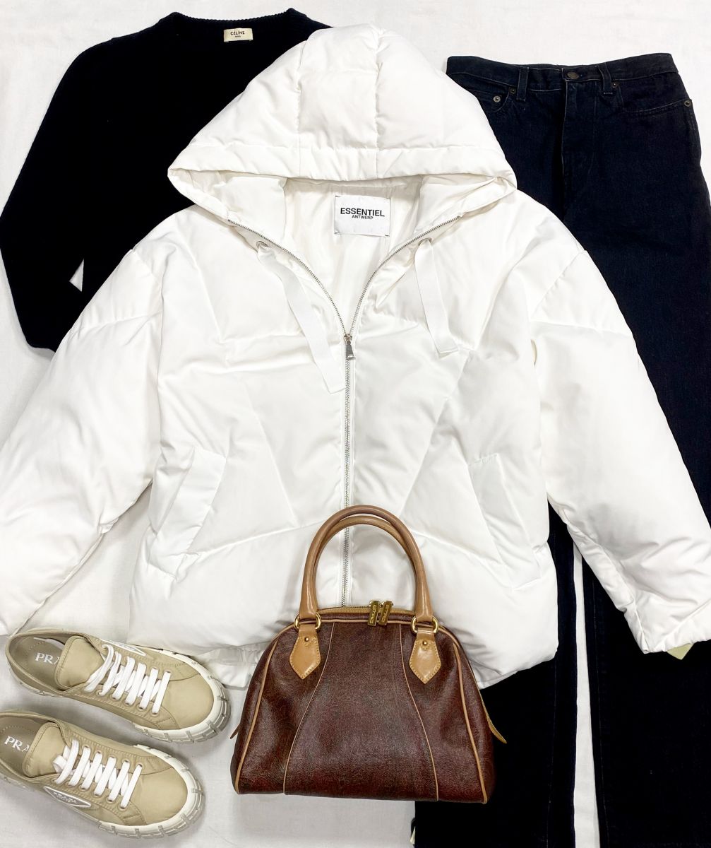 Пуховик Essentiel размер 34 цена 15 655 руб
Кофта Celine размер XS цена 31 310 руб
Джинсы Saint Laurent размер 27 цена 6 262 руб
Кеды Prada размер 40 цена 46 965 руб
Сумка Etro 