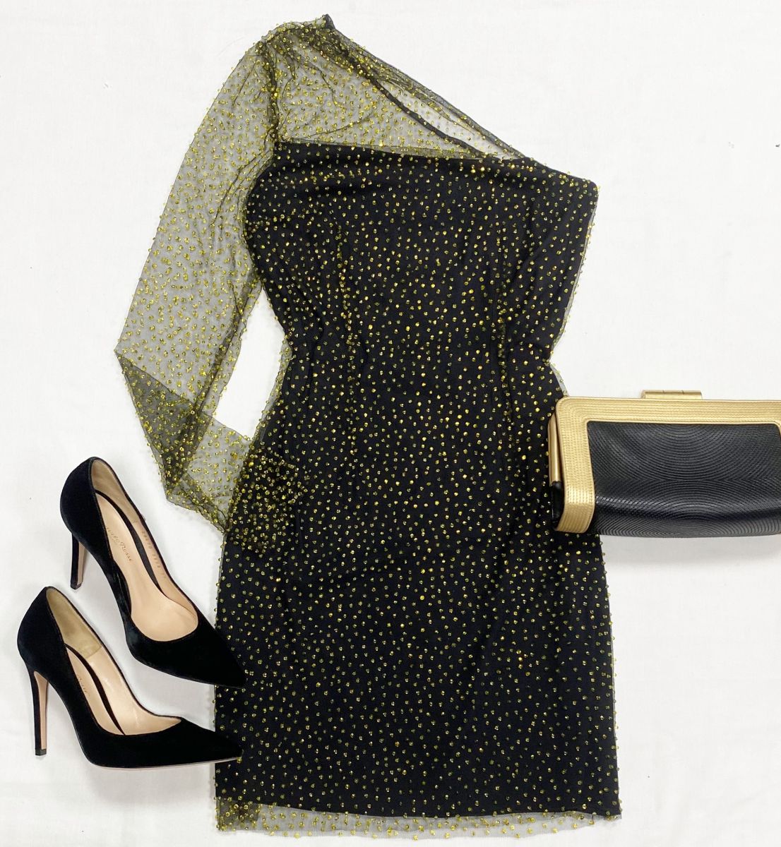 Платье Yasva Minochkina размер 38 цена 12 524 руб
Туфли Gianvito Rossi размер 37 цена 23 483 руб
Клатч Chanel 