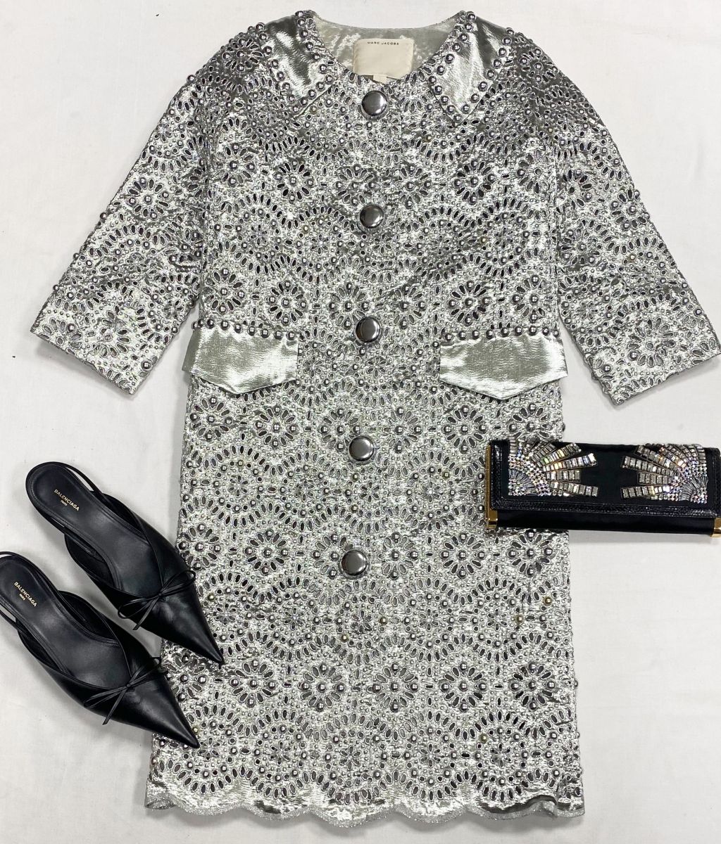 Пальто Marc Jacobs размер 4 цена 23 483 руб 
Сабо Balenciaga размер 40 цена 46 965 руб
Клатч Gucci 