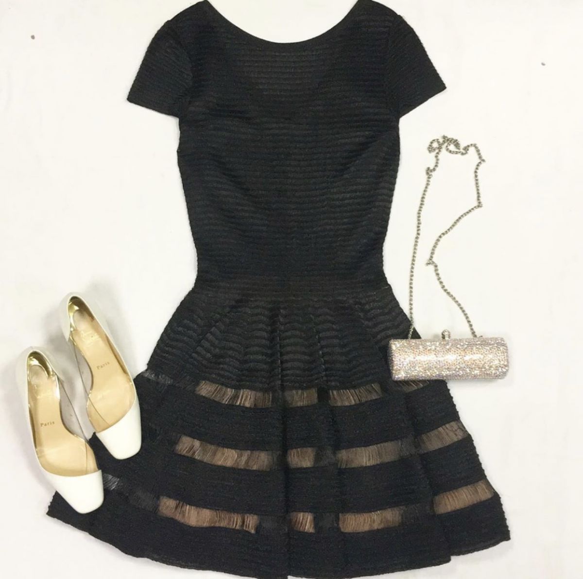 Платье ALAÏA размер 40 цена 12 308 рубТуфли LOUBOUTIN размер 39 цена 18 463 рубКлатч RODO