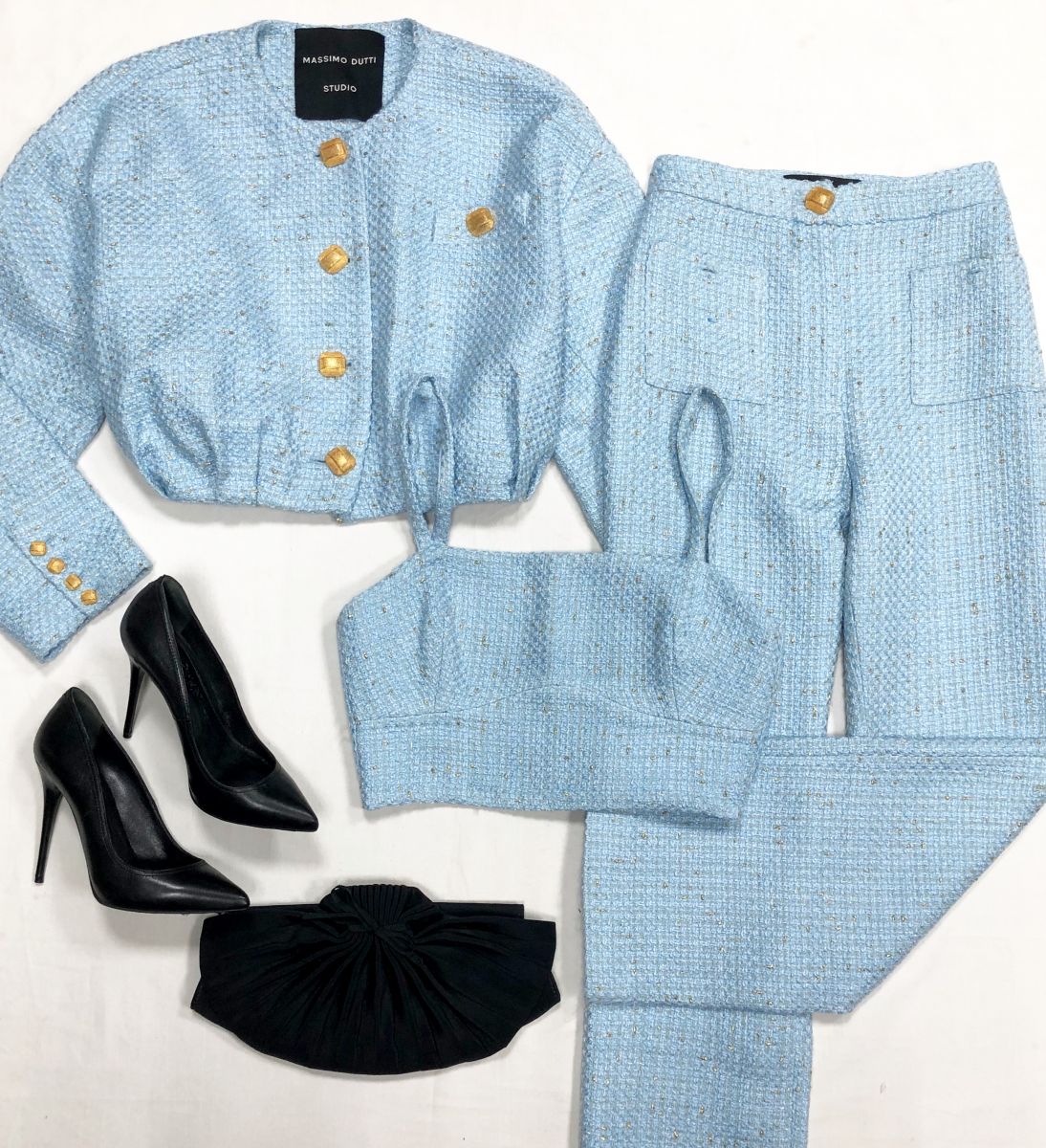 Костюм /твид/ люрекс/ размер L цена 15 655 руб
Туфли Alexander McQueen размер 37 цена 10 770 руб
Калач LOUBOUTIN