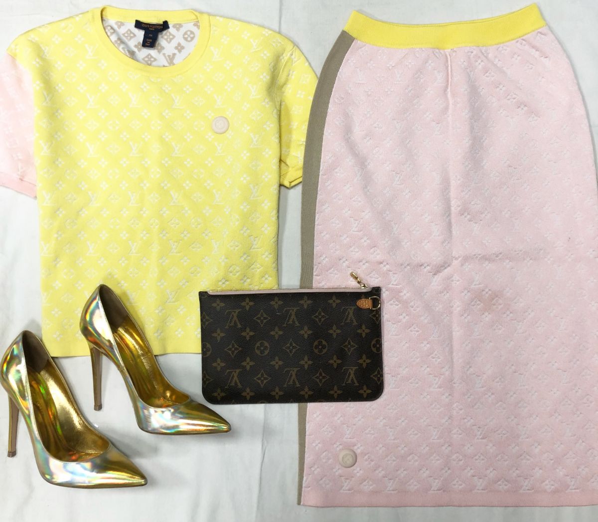 Костюм LOUIS VUITTON размер M цена 31 314 руб 
Туфли GIAMVITO ROSSI размер 38.5 цена 15 655 руб 
Клатч LOUIS VUITTON