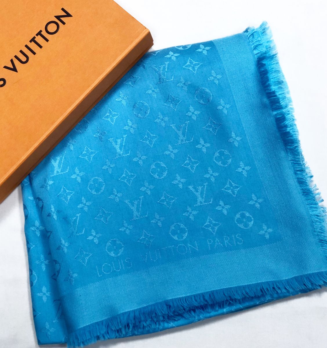 Палантин Louis Vuitton размер 140/140 цена 23 483 руб
