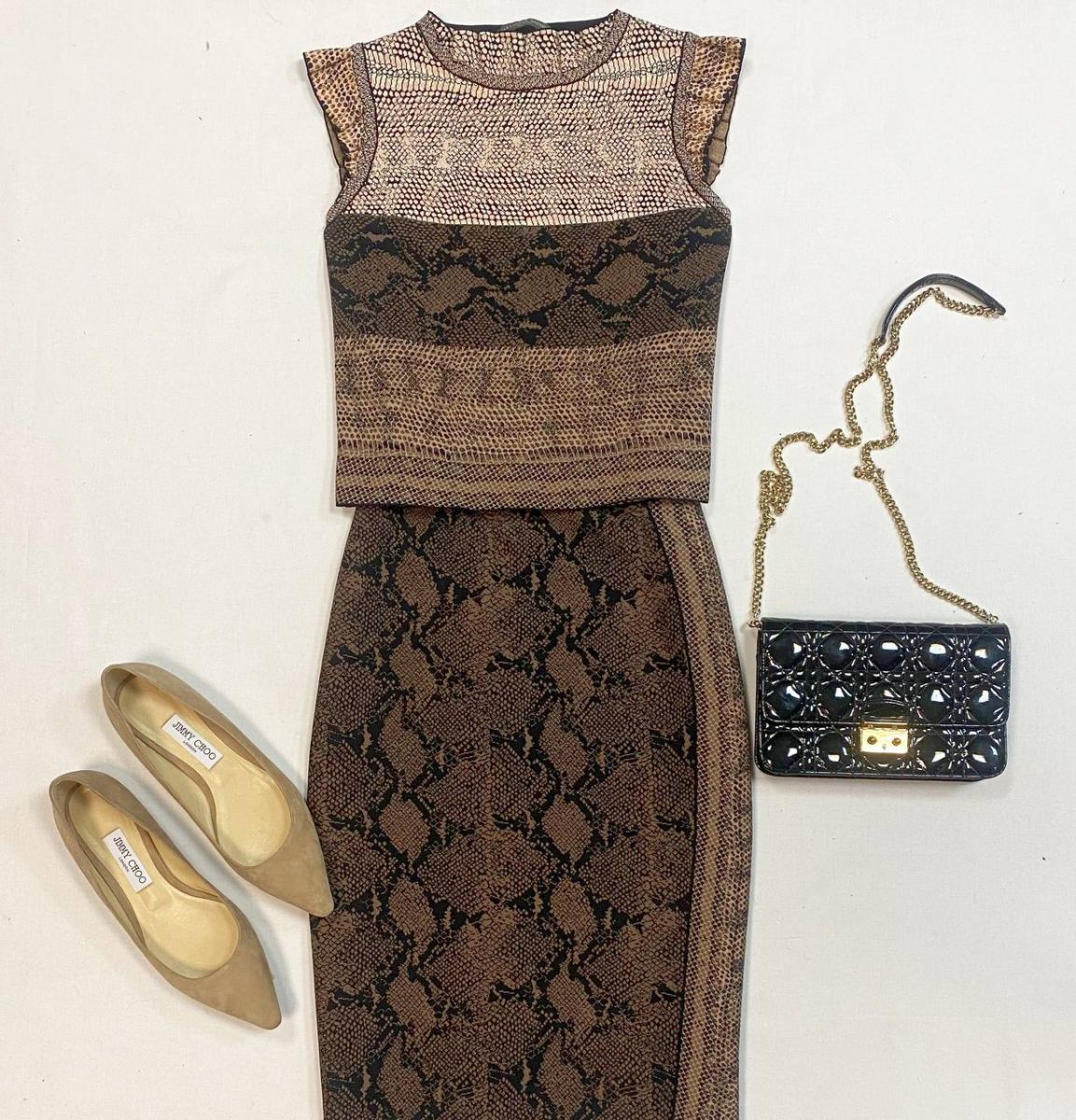 Костюм Alexander McQueen размер L цена 10 770 руб
Балетки Jimmy Choo размер 39 цена 15 385 руб
Сумка Dior