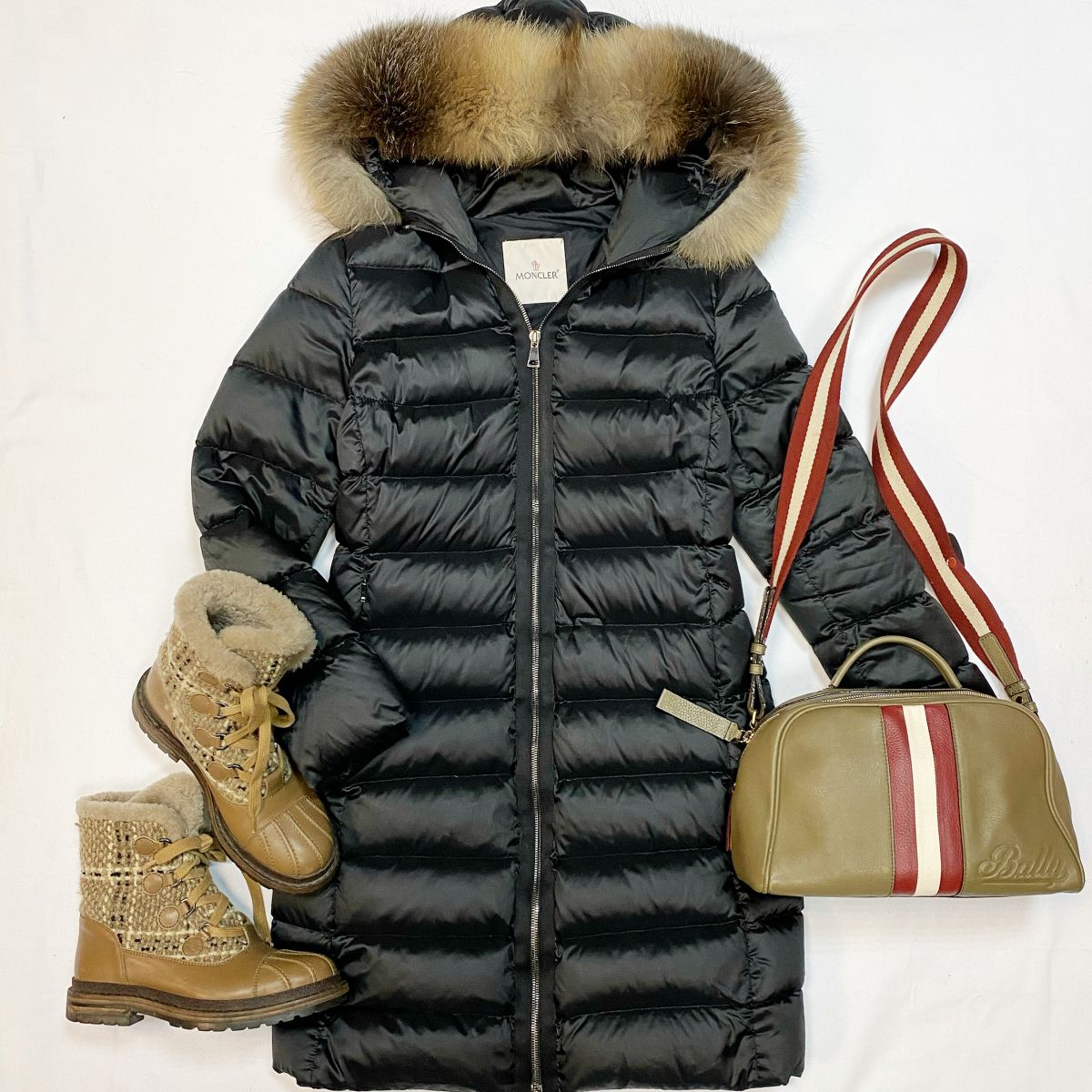 Пуховик Moncler размер 1 цена 23 078 руб Ботинки Chanel размер 38.5 цена 46 155 руб Сумка Bally