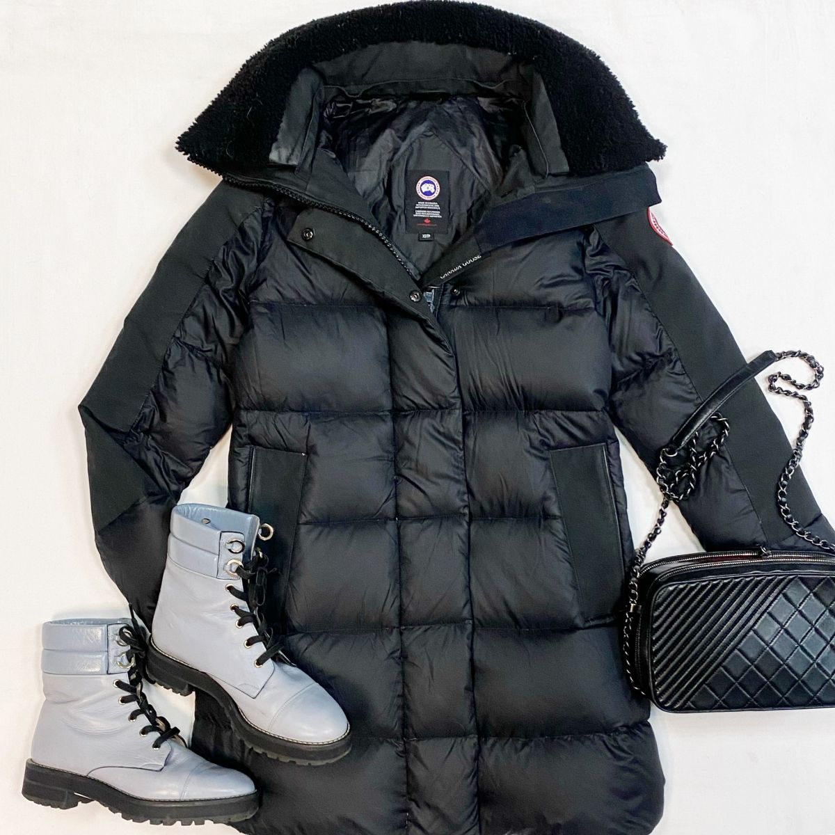 Пуховик Canada Goose размер XS цена 23 078 рубБотинки Stuart Weitzman размер 37 цена 15 385 рубСумка Chanel