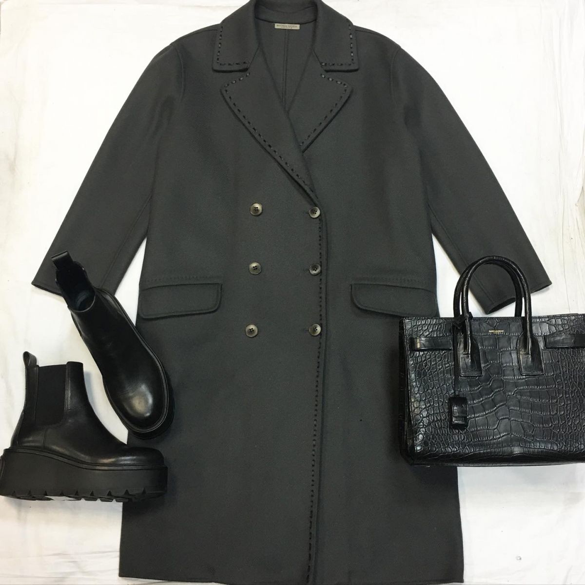 Пальто Bottega Veneta  размер 44 цена 23 078 руб Ботинки Valentino  размер 40.5 цена 26 155 руб Сумка Saint Laurent 