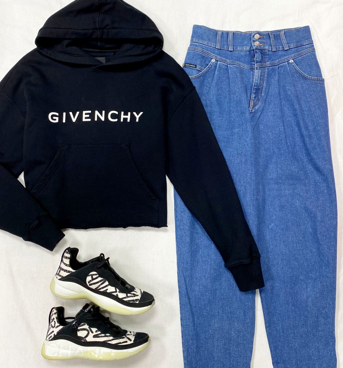 Толстовка Givenchy размер M цена 15 655 руб 
Джинсы Dolce Gabbana размер 44 цена 23 483 руб 
Кроссовки Chanel размер 39.5 цена 78 275 руб
