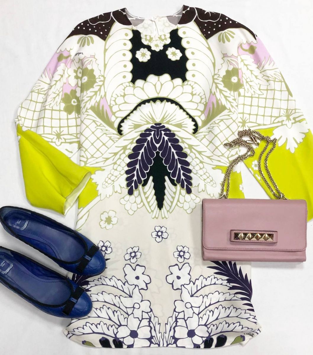 Платье Valentino размер 38 цена 18 786 руб
Балетки Christian Dior размер 41.5 цена 15 655 руб
Сумочка Valentino