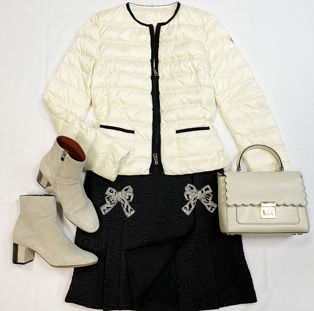 Куртка Moncler размер 1 цена 13 847 руб
Юбка / отделка камни / Dolce Gabbana размер 42 цена 12 308 руб
Ботильоны Loro Piana размер 37.5 цена 38 463 руб
Сумка Michael Kors