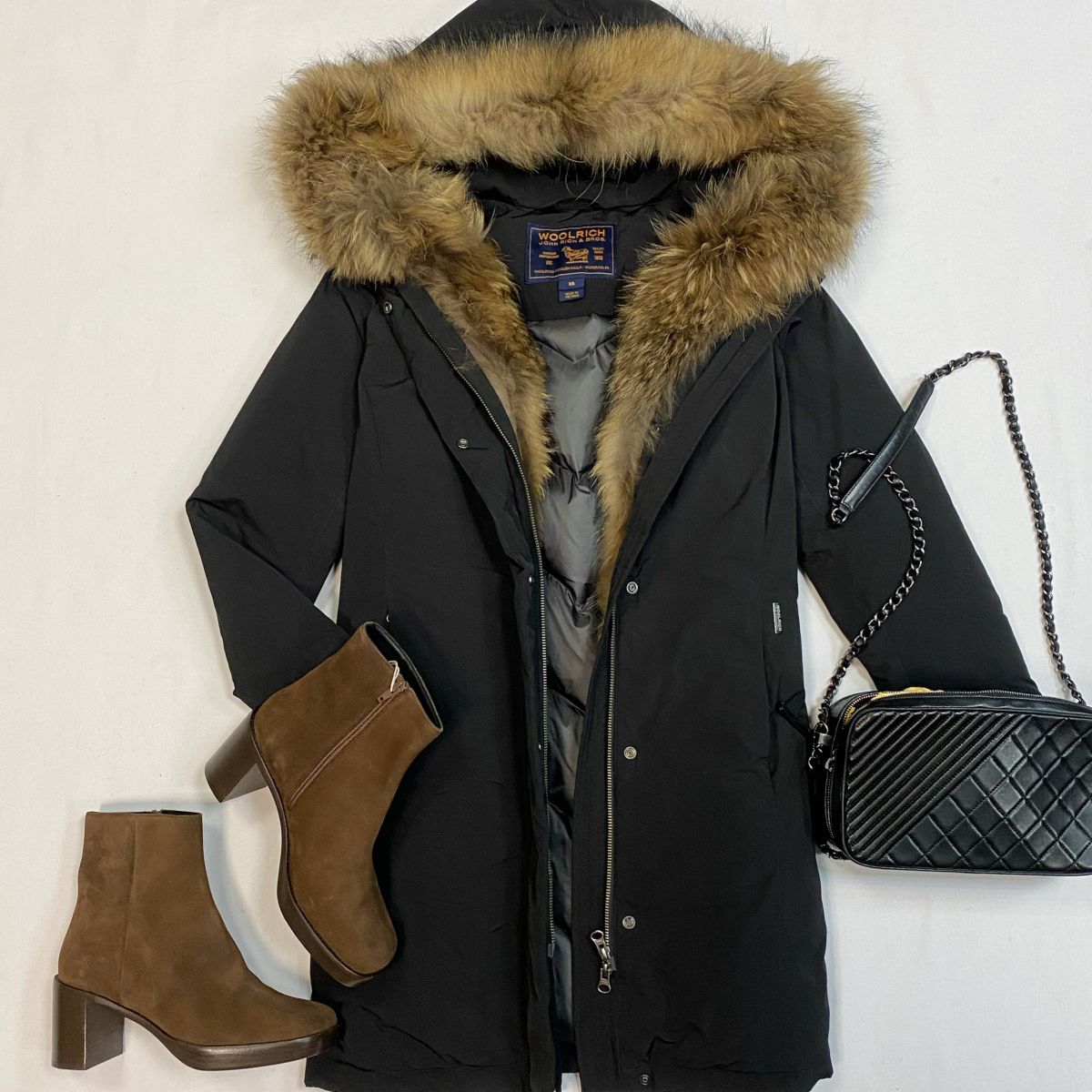 Пуховик /отделка мех/ Woolrich размер XS цена 23 078 рубБотинки By Far размер 39 цена 23 078 рубСумка Chanel
