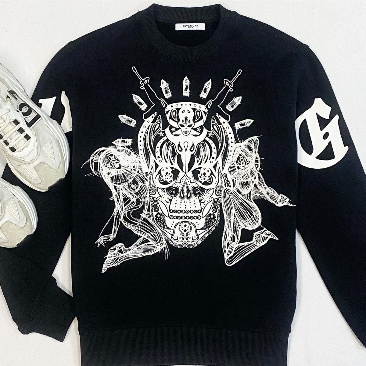 Толстовка Givenchy размер XS цена 15 385 рубКроссовки Dolce Gabbana размер 38 цена 30 770 руб