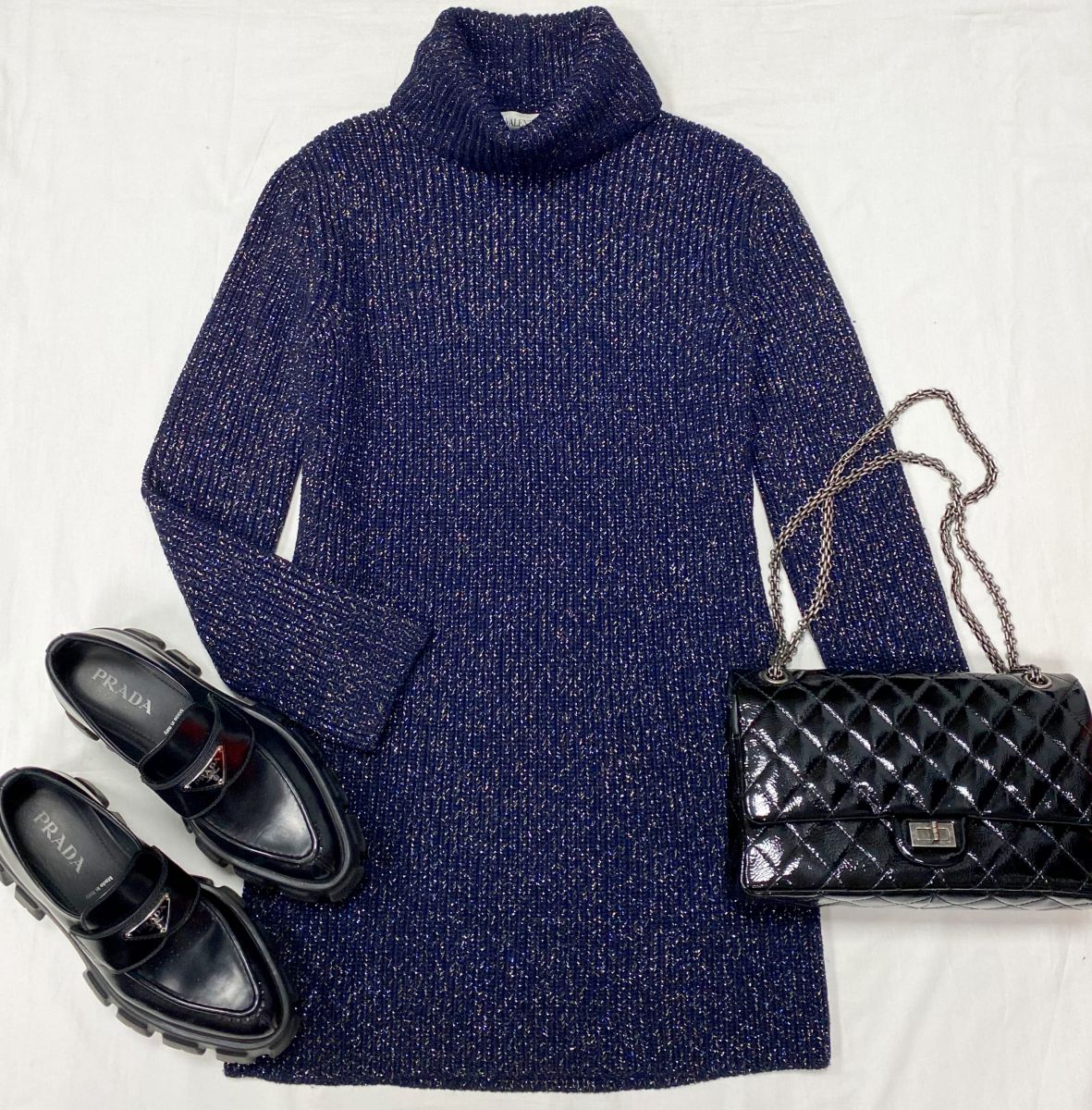 Свитер / удлиненный / Valentino размер S цена 18 786 руб 
Лоферы Prada размер 37.5 цена 23 483 руб 
Сумка Chanel