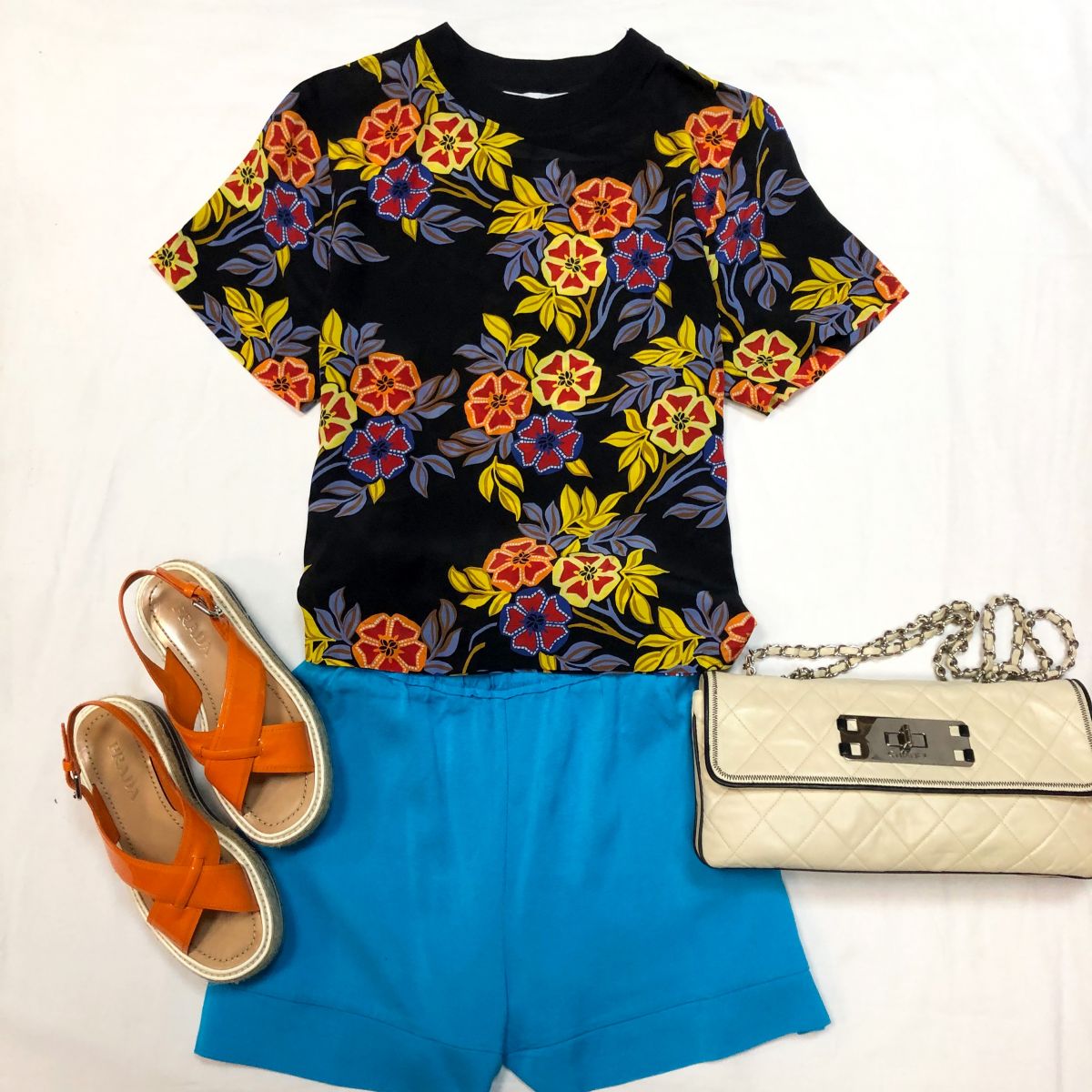 Кофта MSGM размер 40 цена 6 154 руб 
Шорты SANDRO размер S цена 1 539 руб 
Босоножки PRADA размер 36.5 цена 10 770 руб 
Сумка CHANEL