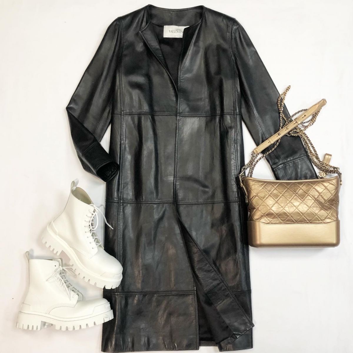 Плащ/кожа/ Valentino размер 10 цена 92 310 рубБотинки Balenciags размер 38 цена 30 770 рубСумка Chanel