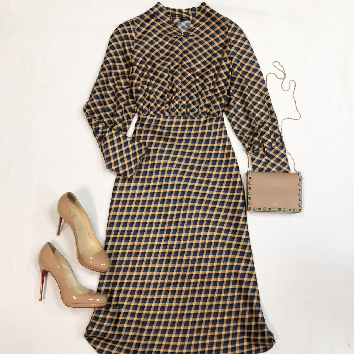 Платье Joseph размер 42 цена 15 385 рубТуфли Louboutin размер 40 цена 12 308 рубСумка Valentino