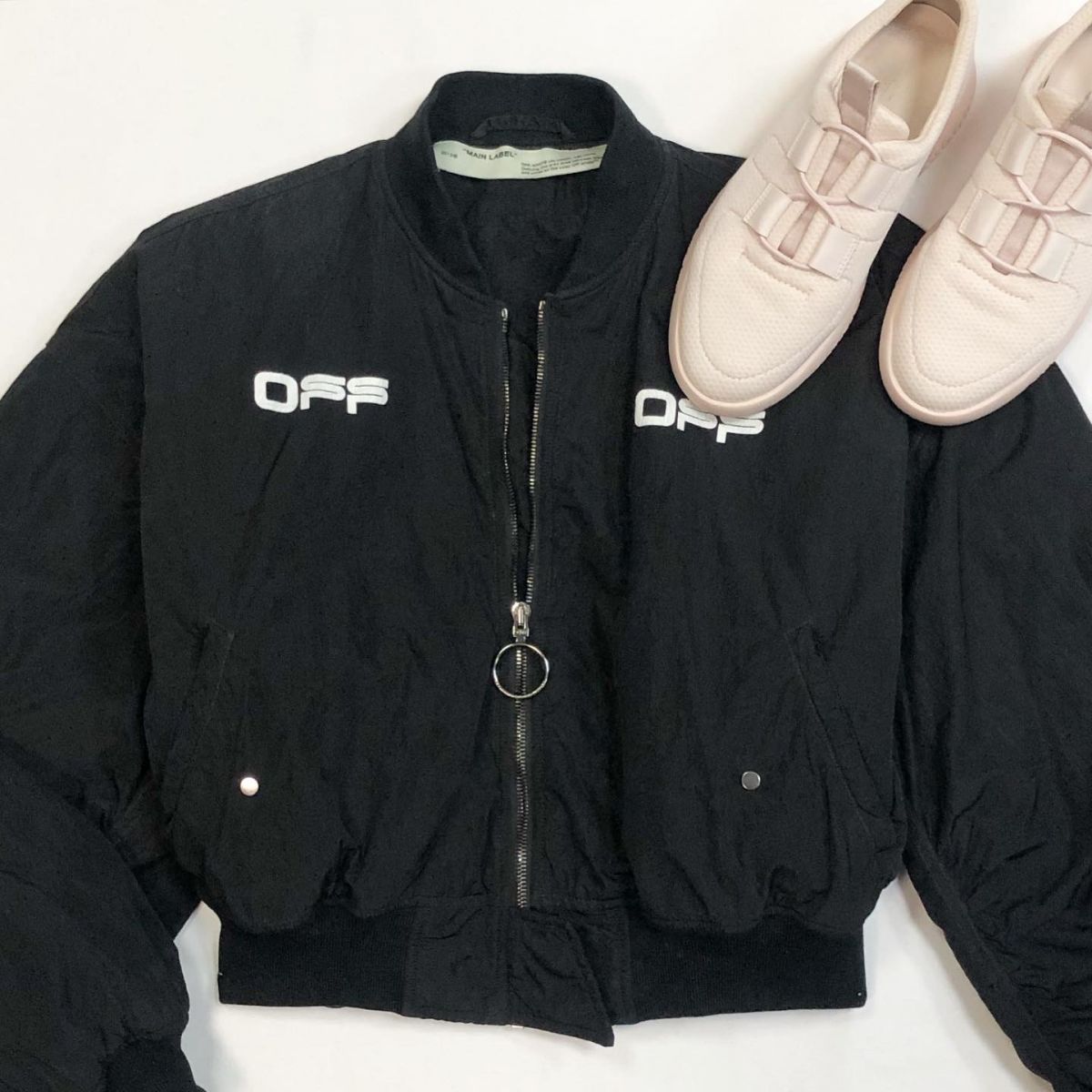 Куртка Off White размер 40 цена 30 770 рубКроссовки Hermes размер 37.5 цена 38 463 руб