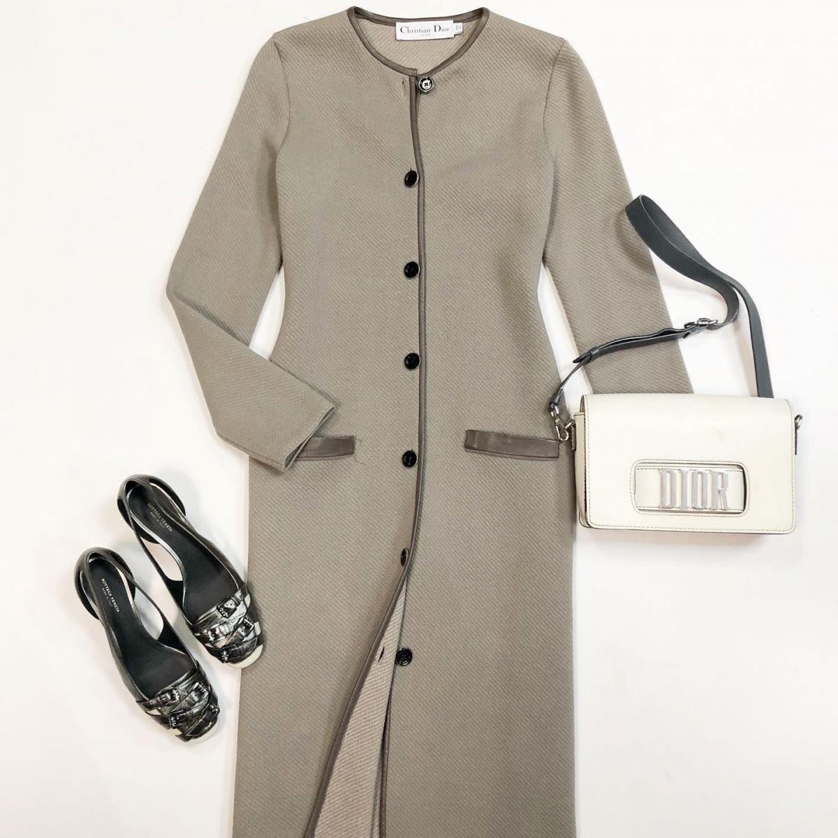 Пальто Christian Dior размер 38 цена 46 155 рубТуфли Bottega Beneta размер 38.5 цена 23 078 рубСумка Dior