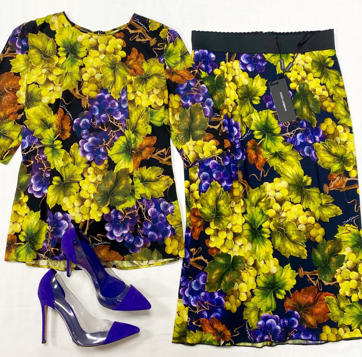 Костюм / блузка + юбка / Dolce Gabbana размер 42 цена 23 483 руб / с бирками / 
Туфли Gianvito Rossi размер 38.5 цена 23 483 руб
